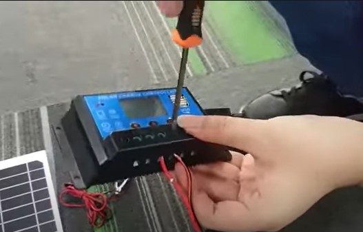 Connecting the solar power cable to the charge controller
