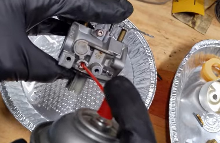 Removing stuck fuel deposits in the carburetor body