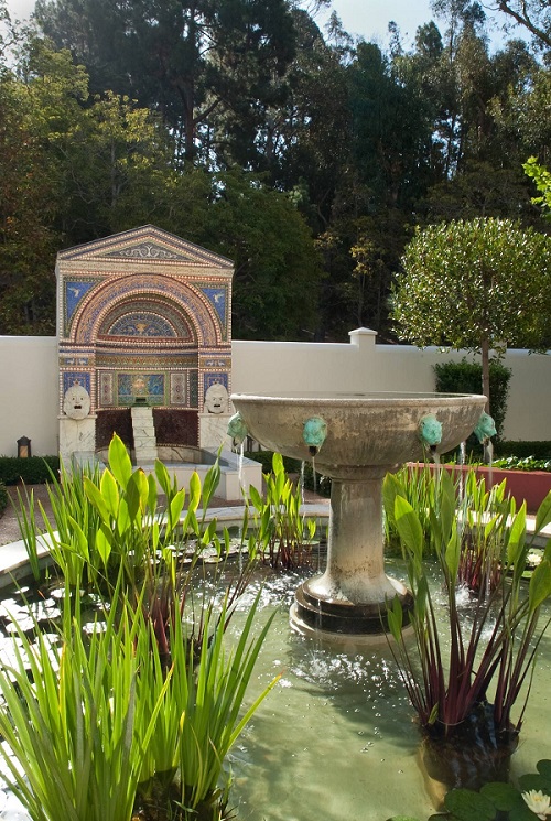 Time-travel in your yard by adding a basin-like fountain in your water garden inspired by the European courtyard gardens.
