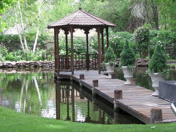 A mini viewing deck with a touch of European and Japanese landscape design.